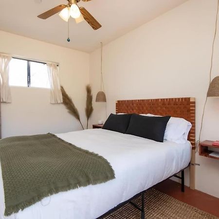 Renovated Lodge - Room 1 With Pool Access ジョシュア・ツリー エクステリア 写真