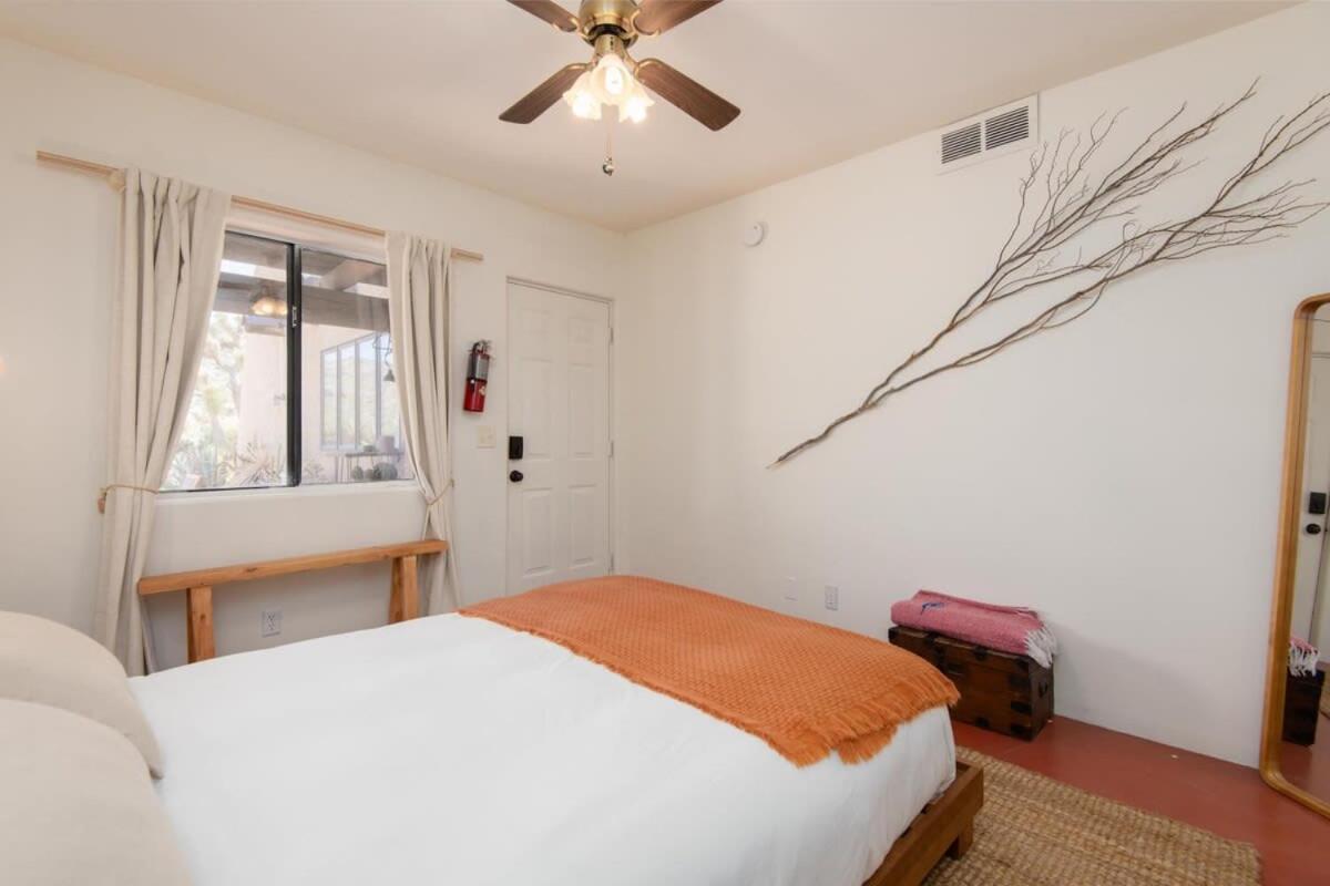 Renovated Lodge - Room 1 With Pool Access ジョシュア・ツリー エクステリア 写真